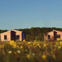 Sunset Lodges at Cotswold Farm Park, hotel in Kineton