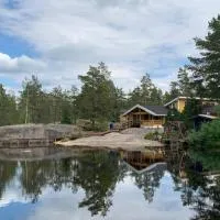 Luxury Holiday Home with Private Lake, hotel a Vehmaa