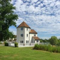 Windrush Turret Lodge, hotel in South Cerney