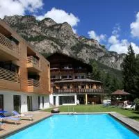 Hotel Piné – hotel w mieście Tires