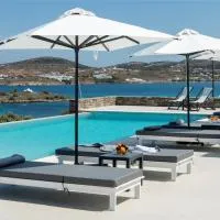 Kymo Luxury Suites Paros، فندق في Kolympithres