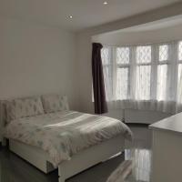 Stunning Double Room in Harrow, hotel in London