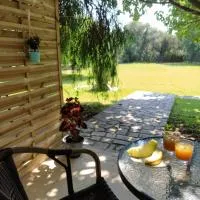 Filoxenia Apartments، فندق في Riza