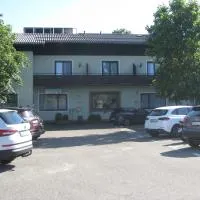 Gasthof Strobl Waldfrieden Garni, hotel v mestu Strass im Attergau