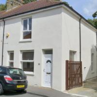 Bassett House with 3 bedrooms, fast Wi-Fi and off road parking