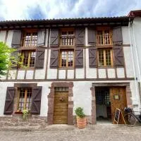 Gite de la Porte Saint Jacques: a hostel for pilgrims, готель у місті Сен-Жан-П'є-де-Пор