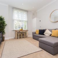Caledonian Bright One-Bedroom Apartment with Private Decked Garden