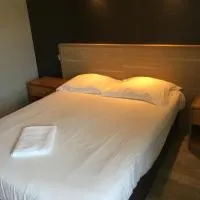 Hôtel le Bretagne et Restaurant Le Papillon, מלון בGorron