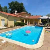 Chambres dans villa avec piscine, hotel en Gleizé