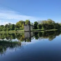 Ardhowen Bay lakefront holiday accommodation, מלון באניסקילן