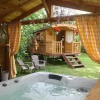 La Roulotte d'Emilie et son jacuzzi privé، فندق في Beurlay