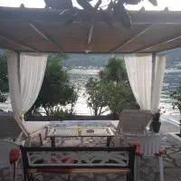 Geni Bay, hotel em Yénion