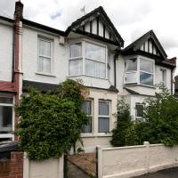 London House- access to city, hotel in Woodford