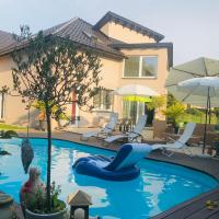 Charming Villa with Private Swimmingpool, hotel in Attalens