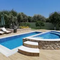 Villa MATA - 600m² with Private Pool and Jacuzzi, hotel en Kalithies