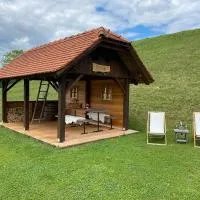 Wooden hut at tourist farm Artisek、Štoreのホテル