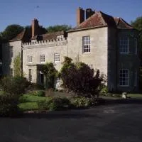 Marshwood Farm B&B and Shepherds Hut, hotel a Dinton