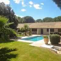 Stunning home in Vias with 4 Bedrooms, Private swimming pool and Outdoor swimming pool, hôtel à Vias près de : Aéroport de Béziers - Cap d'Agde - BZR