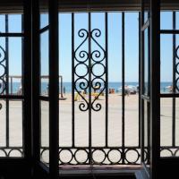 AT055 Planta baja en el paseo mar&iacute;timo con vistas a la playa, hotel in Torredembarra