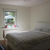 Private room for rent in a villa with garden view, hotelli kohteessa Älmhult