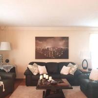 Sarnia Secret - BIG, Private 3 BR/2 BA APT by HWY, hotel malapit sa Sarnia Chris Hadfield Airport - YZR, Sarnia