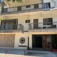 Beinte Singko de Marso Apartments, hotel a Candon