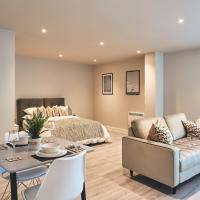 Seven Living Bracknell - Stylish Apartments in City Centre - Free Parking