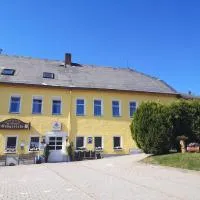 Pension & Gasthof Erbgericht Höhenlage 850m، فندق في حصن مارينبيرغ