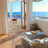 Naxos - Med style castle, ocean views from every room!, hotel sa Bowentown