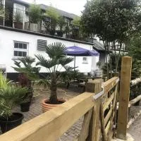 The Bickford Arms Inn، فندق في هولسوورثي