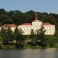 Penzion Zámek Rozsochatec, hotelli kohteessa Rozsochatec