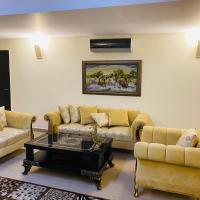 Royal Two Bed Luxury Apartment Gulberg, hotel v okrožju M.M. Allam Road, Lahore