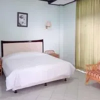 RedDoorz Plus near Tugu Mercusuar Anyer, hotel sa Serang