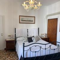 B&B Al Teatro with canal view, hotel in Venice