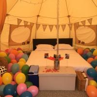 The Swallows glamping, hotel in Seend