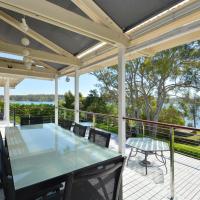 Morisset Bay Waterfront Views Lake House looking over Trinity Marina, hotel in Morisset East