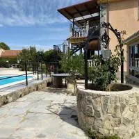 Casa Rural Mi Descanso, hotel i Valdefuentes de Sangusín