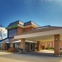 聖路易斯機場梨樹酒店，埃德蒙遜的飯店