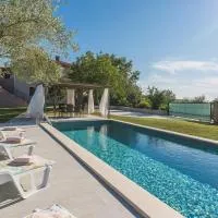 Terre Bianche with Private Pool and Whirlpool, hótel í Buje