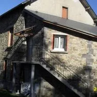 GITE à LA FERME PRES VULCANIA-GR89, hotel em La Goutelle
