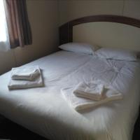 Green trees at coghurst holiday park, hotel in Westfield