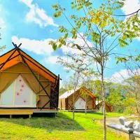 Mountain Moon Hot Spring Camp Site, hotel en Liugui
