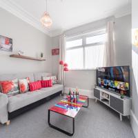 Saks 3 Bed - 2 Living Area House in Newland Ave Hull - Parking