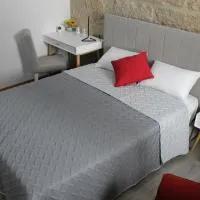 Viesnīca ALOJAMENTO GIRASSOL - Guest House - Quarto com casa de banho privativa pilsētā Kaštelu Branku
