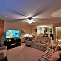 Gorgeous House for Ski Retreat or Mountain Vacations, khách sạn ở Snowshoe