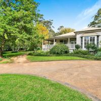 Mirrabooka Burrawang beautiful home and 3 acres of gardens in the Southern Highlands, hotel in Burrawang