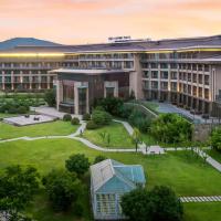 Crowne Plaza Xuzhou Dalong Lake, an IHG Hotel, готель біля аеропорту Xuzhou Guanyin International Airport - XUZ, у місті Сюйчжоу