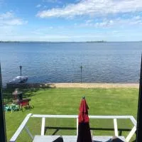 Entire waterfront cottage in carrying place, hótel í Carrying Place