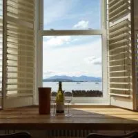 Beach house no2 with amazing sea views and private garden onto beach., hotelli kohteessa Fairlie