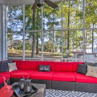 Lakefront Paradise with Fire Pit, Dog Friendly!, hotel in Chappells